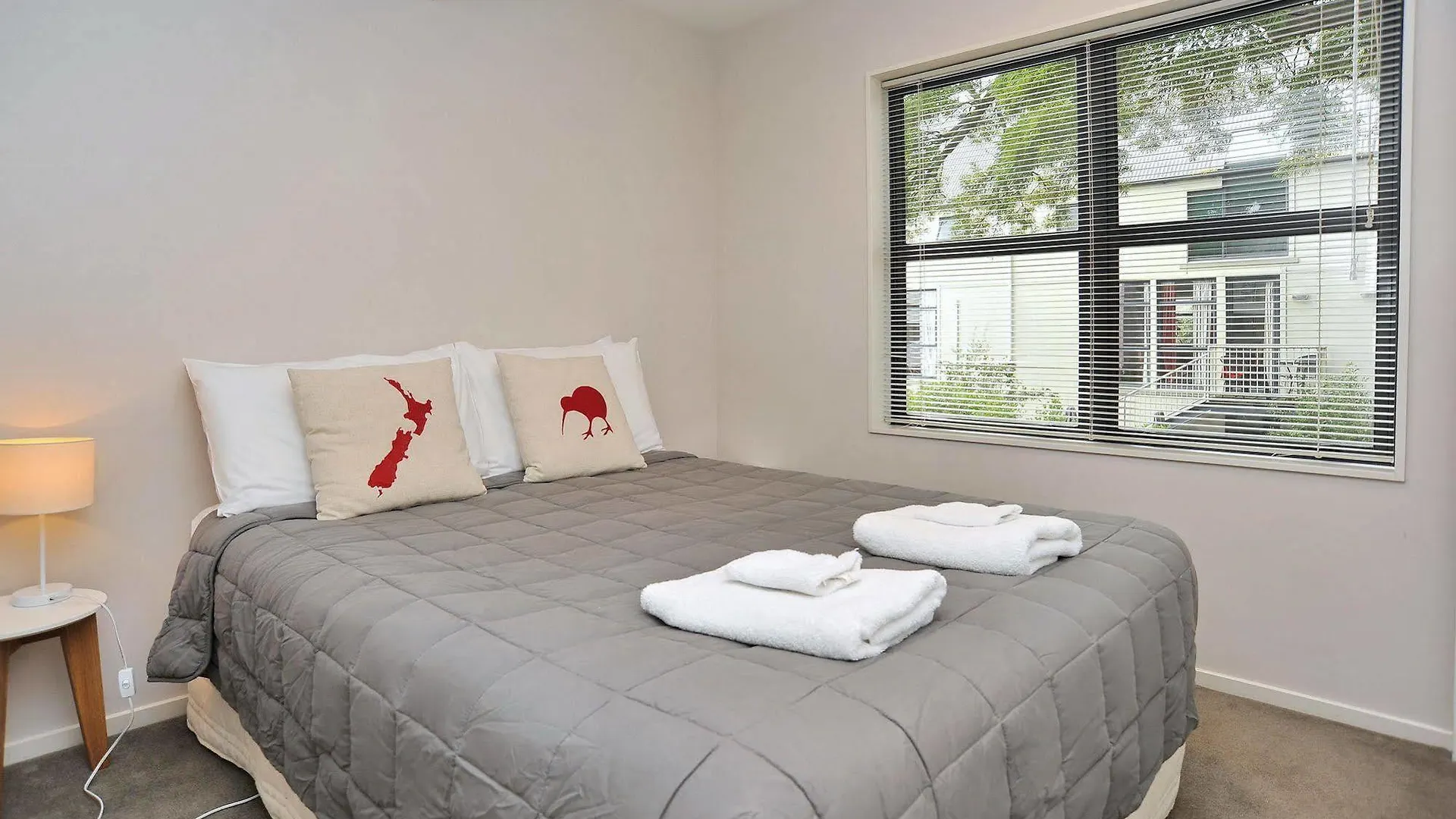 Carlton Villa 2 - Christchurch Holiday Homes Apartment